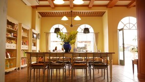 Lobby sitting area - WangPla Villa Resort (Nakhon Sawan)