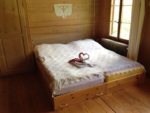 Tremannsrom – basic, delt bad | Safe på rommet, skrivebord og ekstrasenger (mot et tillegg)