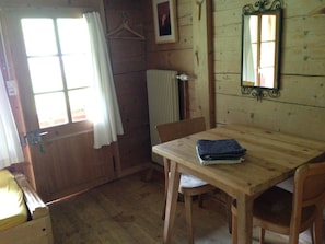 Habitación económica doble, baño compartido | Caja fuerte, escritorio, camas supletorias y wifi gratis