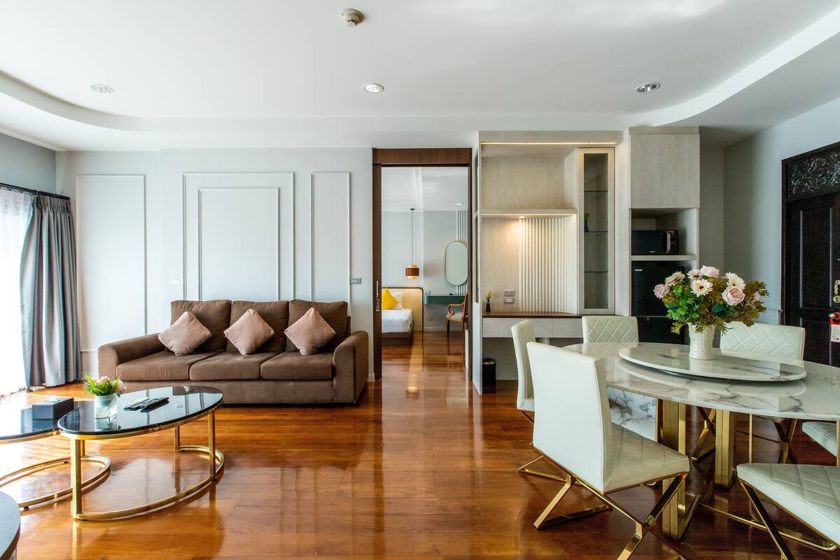 Un salon moderne avec un canapé, une table basse et une table à manger.