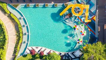 Piscine extérieure, chaises longues, maîtres-nageurs sur place