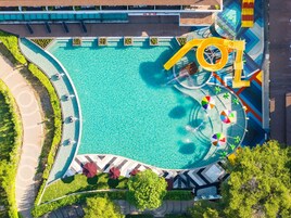 屋外プール、営業時間 7:00 ～ 19:00、サンラウンジャー、ライフガード配置