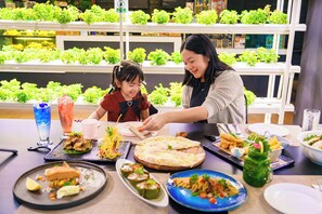 2 restaurantes; se sirven desayunos, almuerzos y cenas