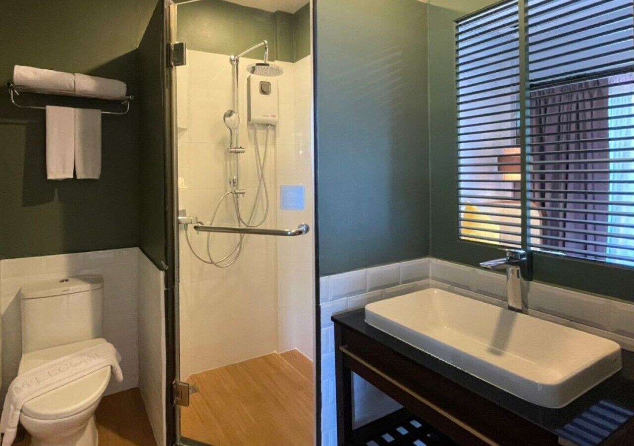 Un baño con ducha, inodoro y lavamanos.