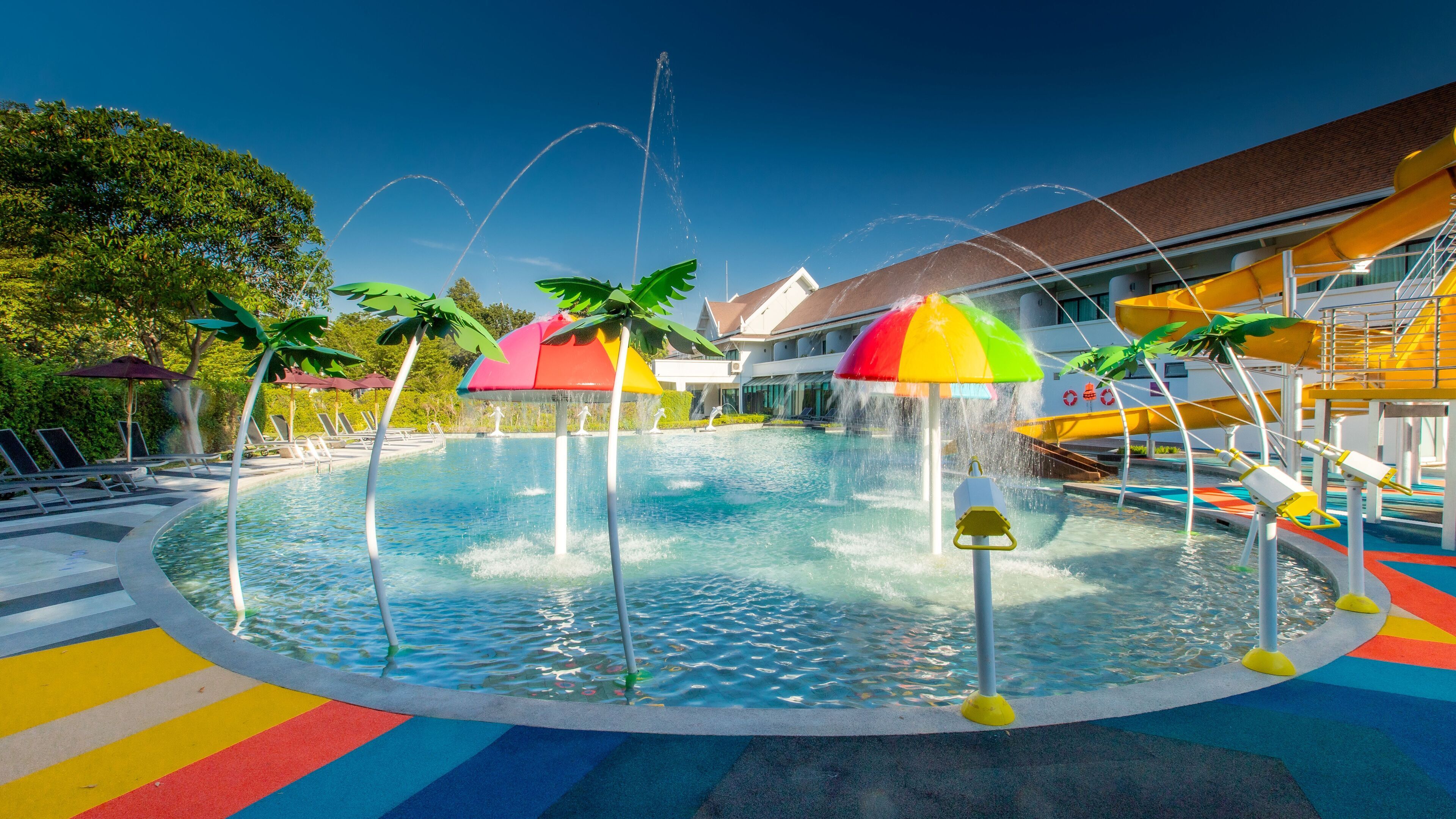 室外游泳池，07:00 至 19:00 开放，日光浴躺椅，现场救生员