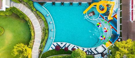 Una piscina al aire libre, sillones reclinables de piscina