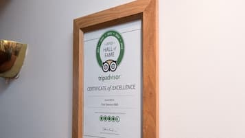 Een ingelijst TripAdvisor Certificaat van Excellentie, uitgereikt aan Four Seasons B&B.