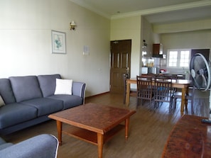 3 Bedroom Apartment | Living area | 32-inch LCD TV with satellite channels, TV - Greenhill Apartment (Tanah Rata)