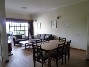 Apartment, 3 Schlafzimmer | Wohnbereich | 32-Zoll-LCD-Fernseher mit Satellitenempfang, Fernseher
