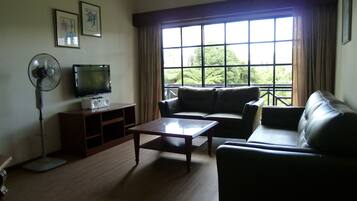 Apartment, 3 Schlafzimmer | Wohnzimmer | 32-Zoll-LCD-Fernseher mit Satellitenempfang, Fernseher
