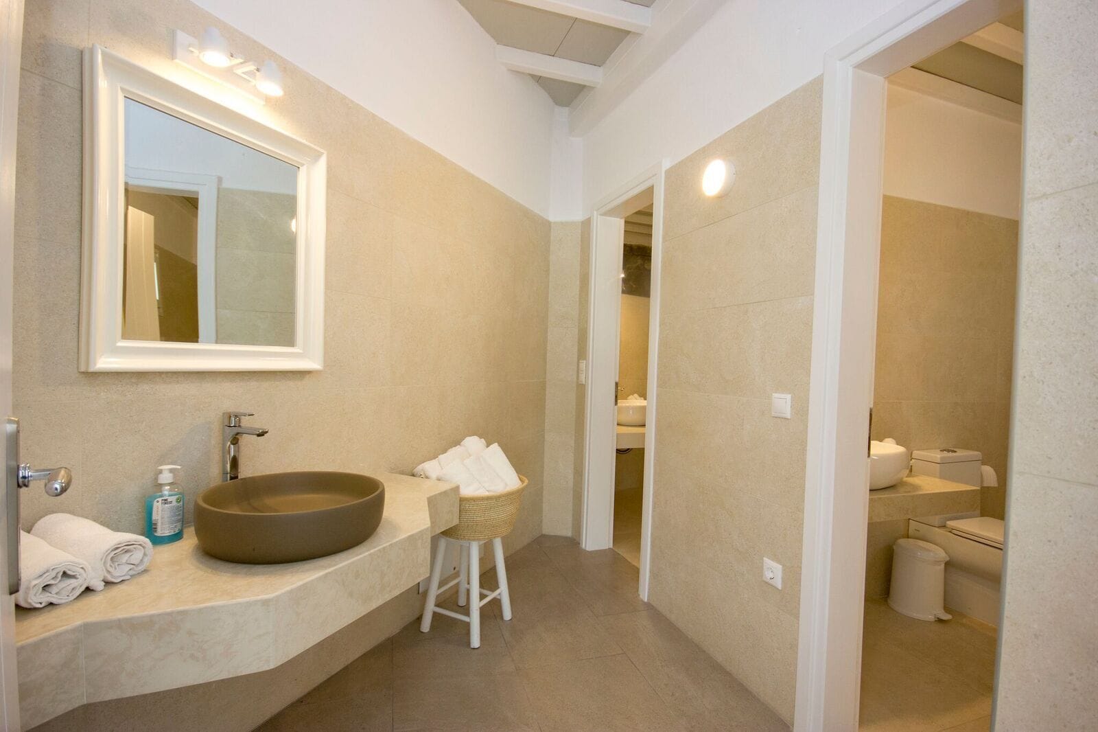 suite (country) | bathroom | free toiletries, hair dryer, towels