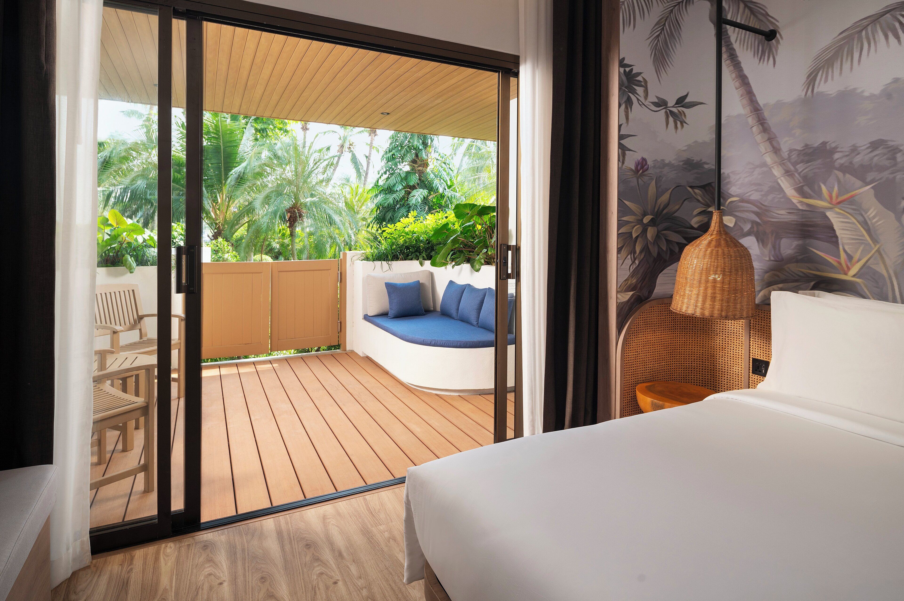 Seprai premium, brankas, meja kerja, dan ruang kerja ramah laptop