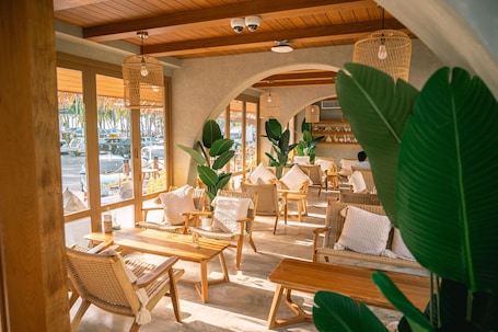 2 restaurants, breakfast, lunch served; local and international cuisine