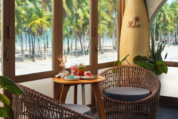 2 restaurants, breakfast, lunch served; local and international cuisine