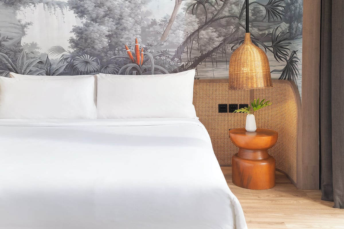 Deluxe-rum - 1 kingsize-säng - utsikt mot trädgården | Sängtillbehör av högsta kvalitet och värdeförvaringsskåp på rummet