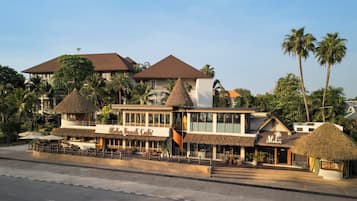 2 ห้องอาหาร, บริการอาหารเช้า อาหารกลางวัน, อาหารท้องถิ่นและนานาชาติ