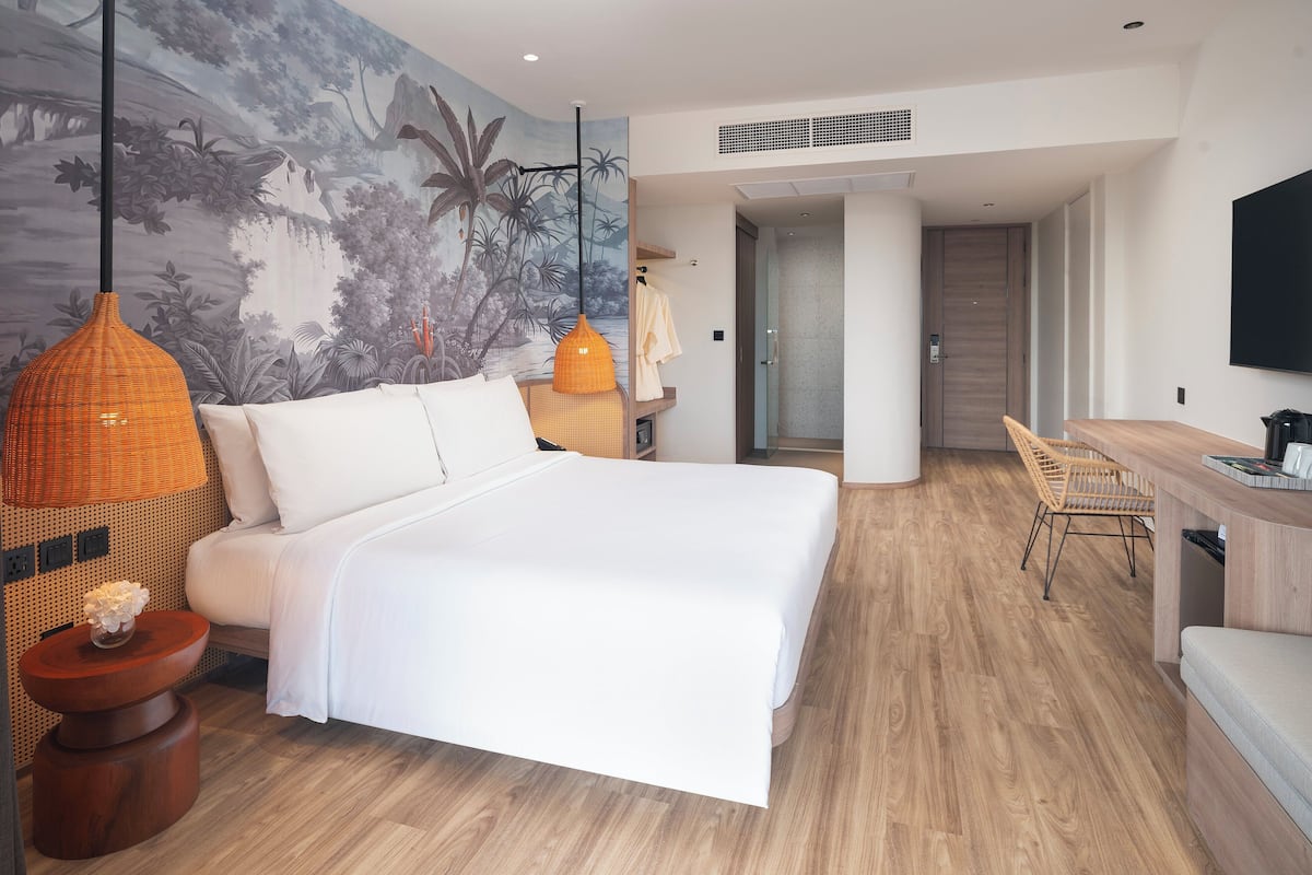 Ropa de cama de alta calidad y caja de seguridad en la habitación