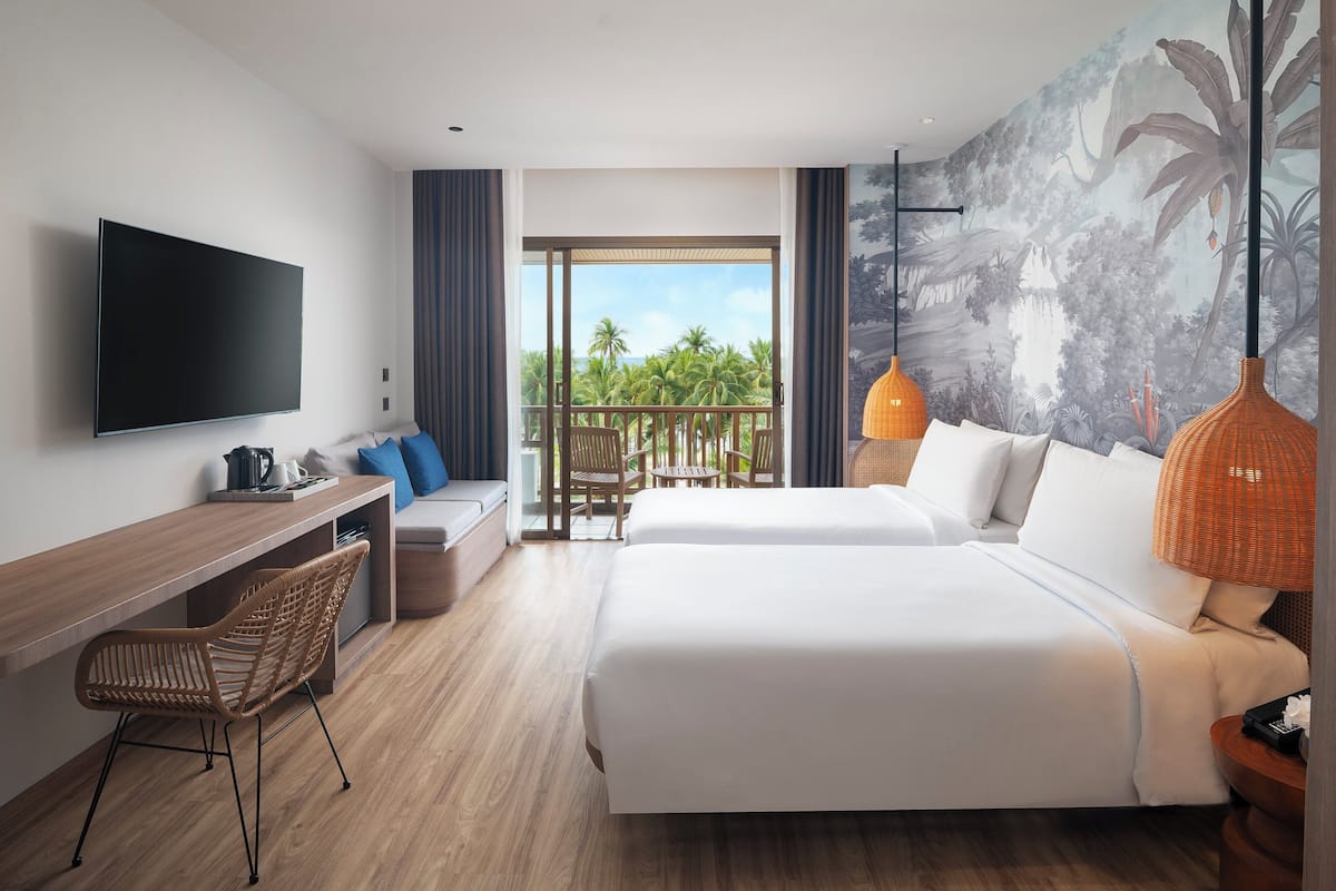 Ropa de cama de alta calidad y caja de seguridad en la habitación