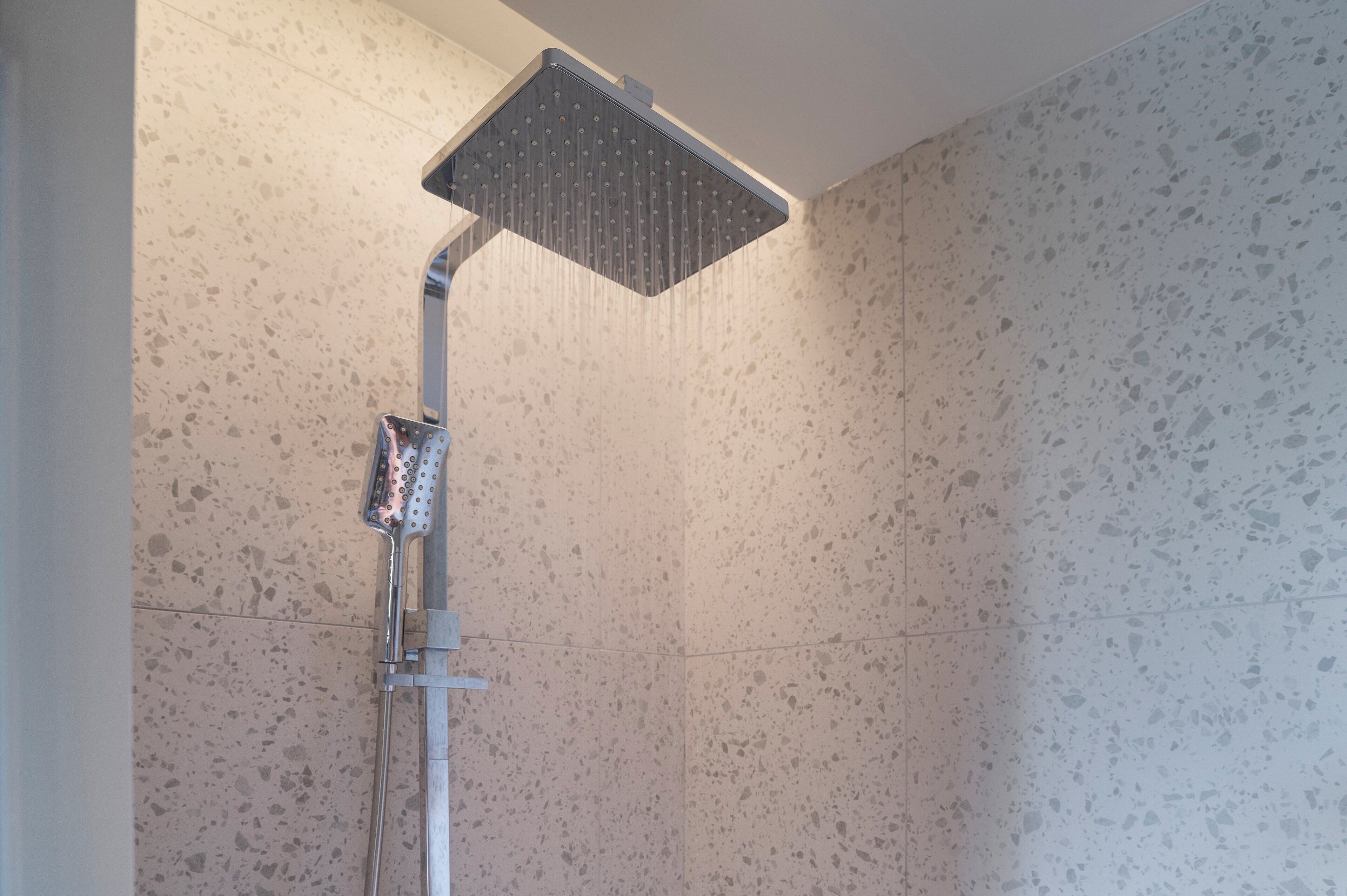 Sängtillbehör av högsta kvalitet och värdeförvaringsskåp på rummet