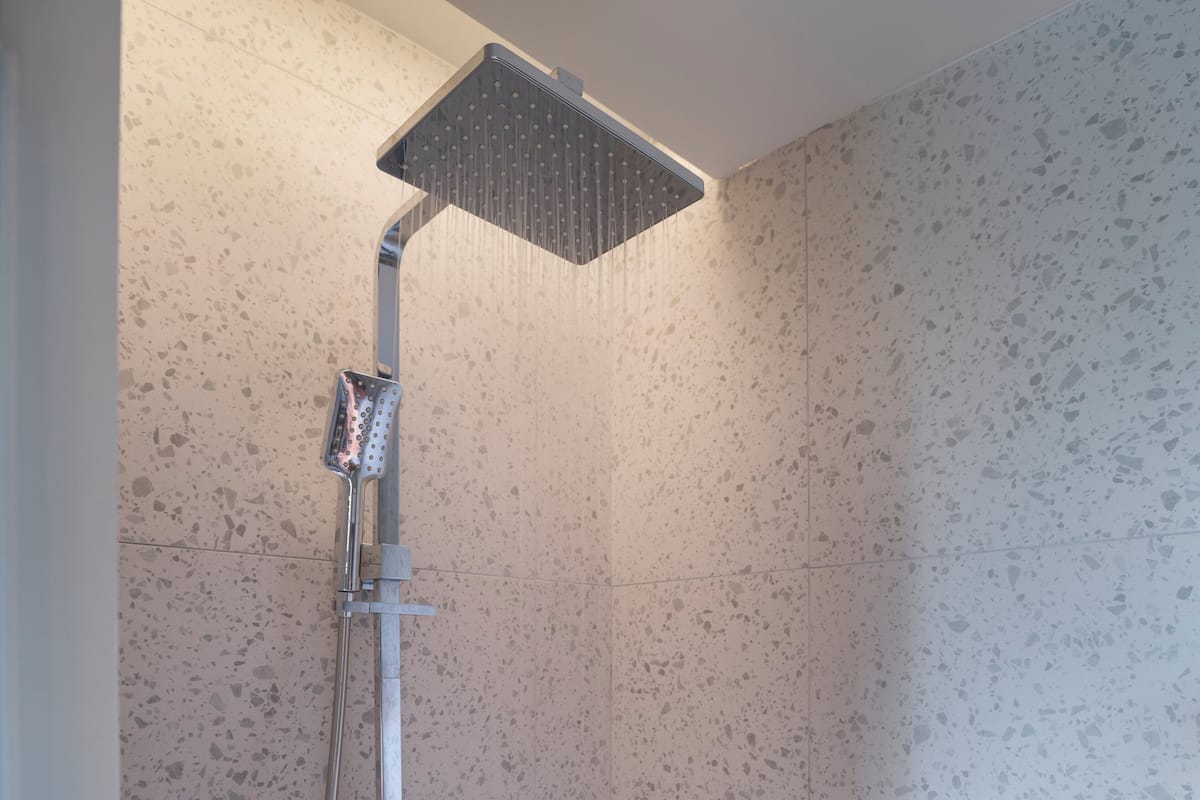 Ropa de cama de alta calidad y caja de seguridad en la habitación