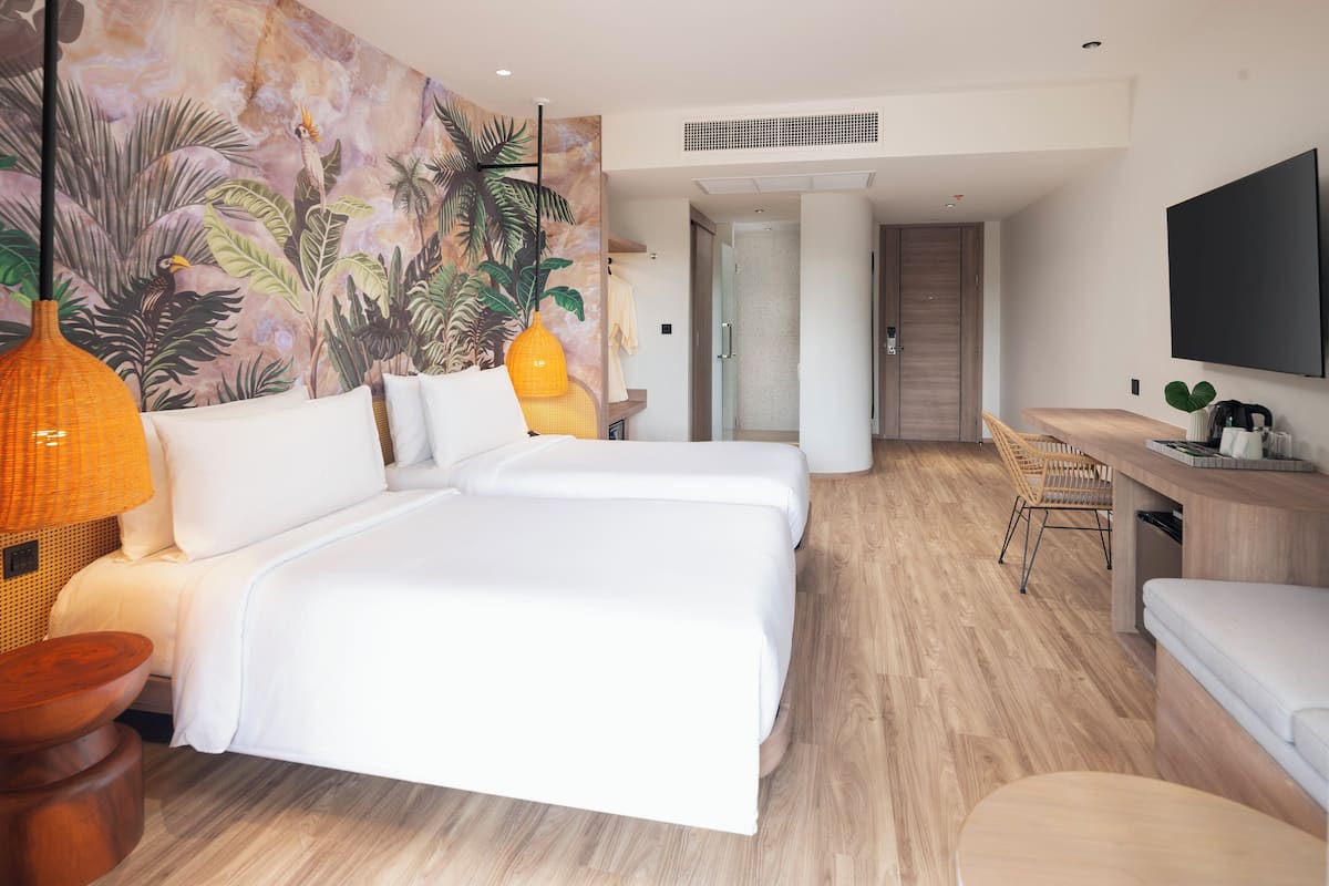 Premium bedding, in-room safe, desk, laptop workspace