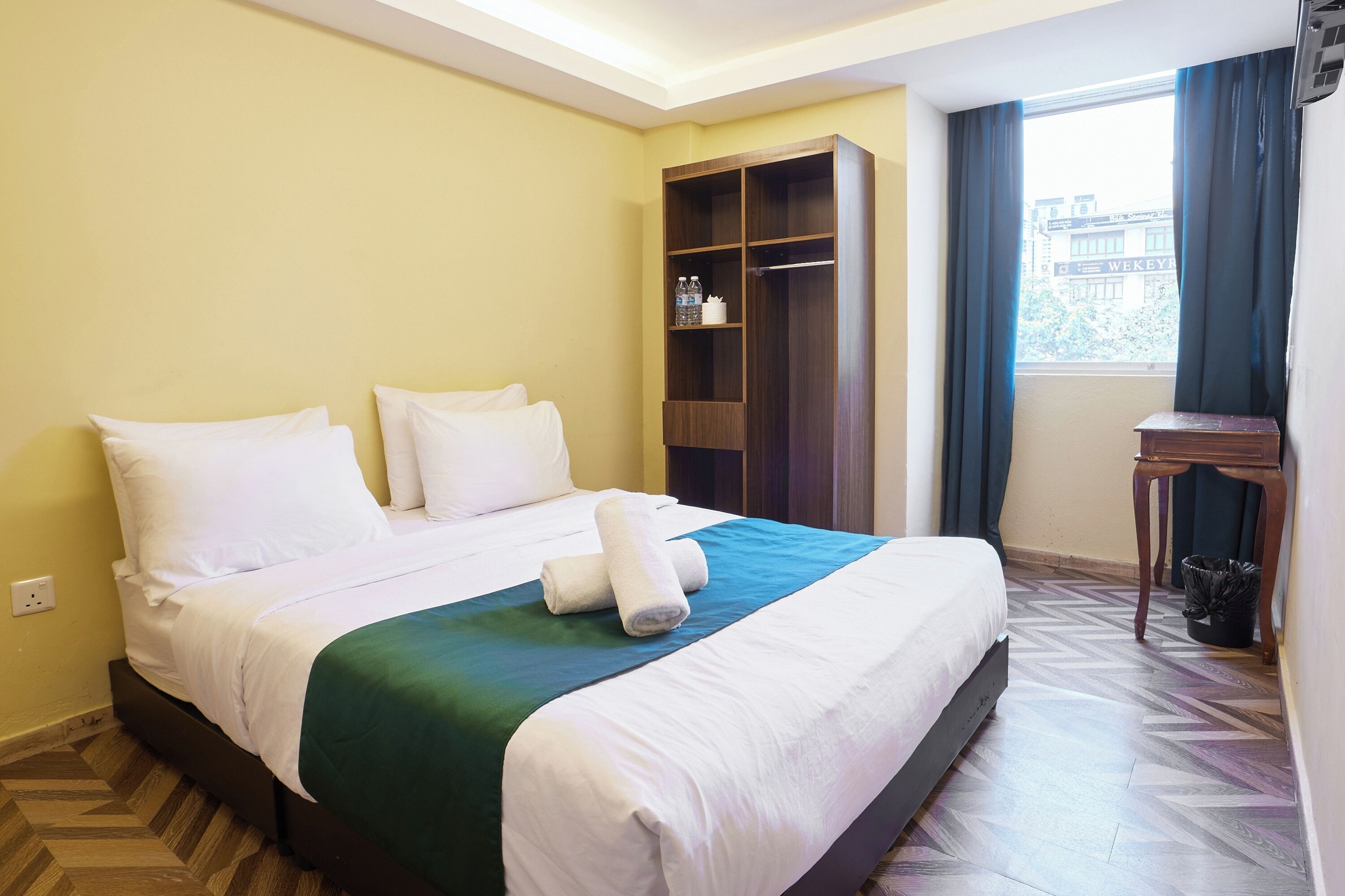 Standard Room with Window | Escritorio, wifi gratis, ropa de cama