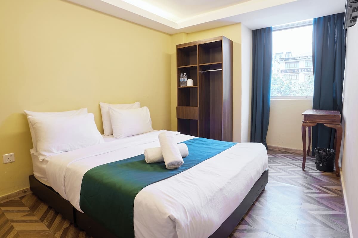 Standard Room with Window | Escritorio, wifi gratis y ropa de cama 