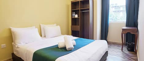 Standard Room with Window | Bureau, accĂšs au Wi-Fi (inclus), literie fournie