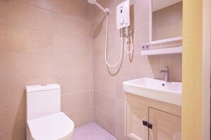 Standard No View | Bathroom | Shower, free toiletries, hair dryer, slippers - Fast Hotel Setapak Near Tunku Abdul Rahman UMT KL (Kuala Lumpur)