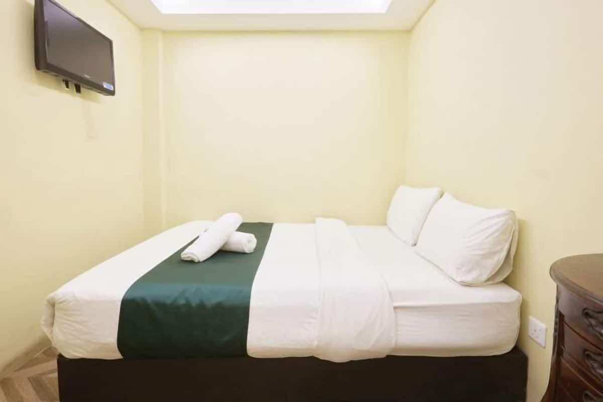 Escritorio, wifi gratis y ropa de cama 