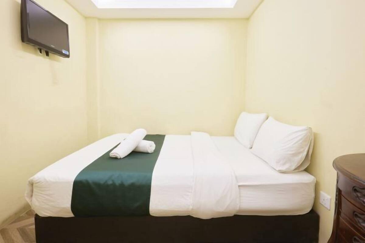 Escritorio, wifi gratis y ropa de cama