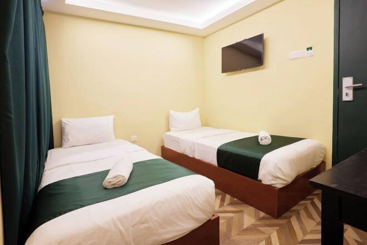 Escritorio, wifi gratis y ropa de cama 