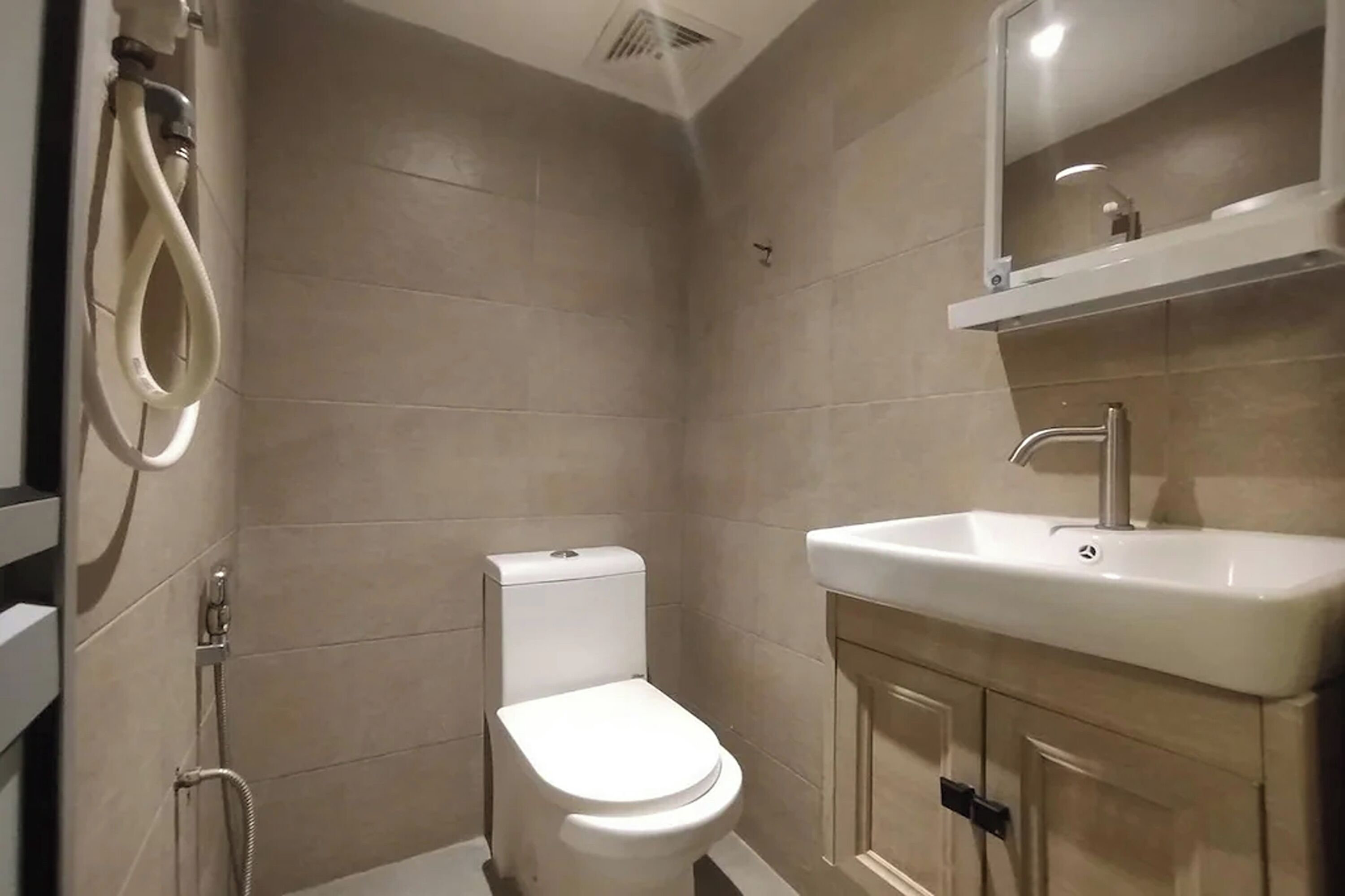 Dusche, kostenlose Toilettenartikel, Handtücher, Seife