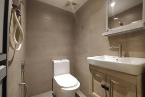 Ducha, artículos de higiene personal gratuitos, toallas y jabón