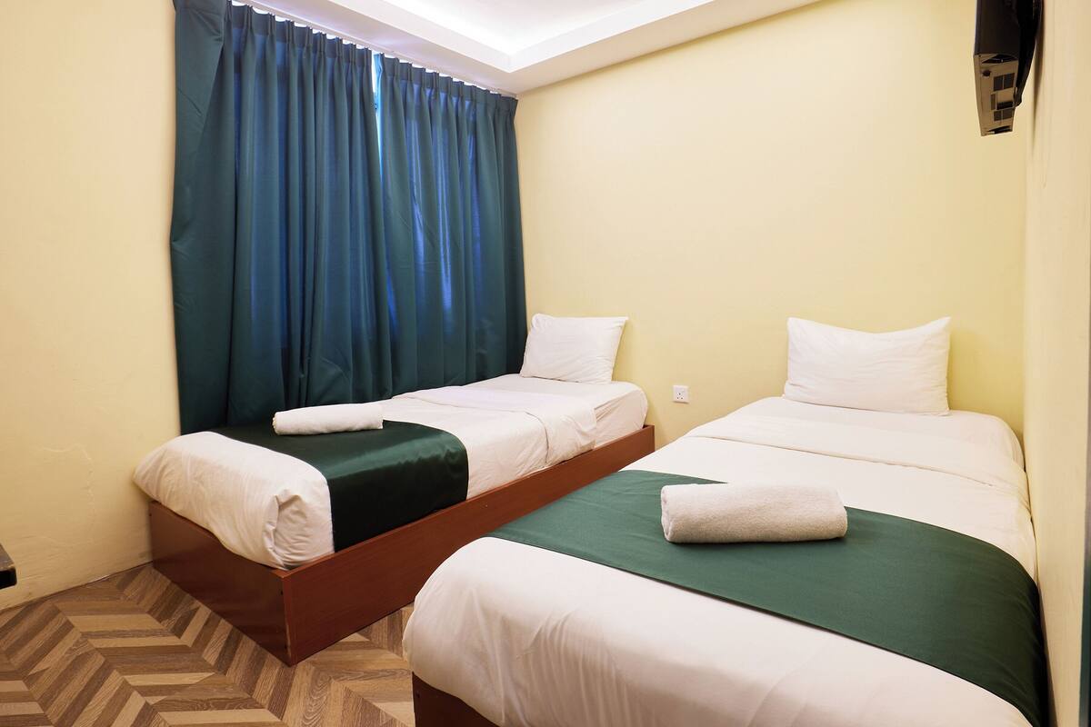 Habitación estándar con 2 camas individuales | Escritorio, wifi gratis y ropa de cama 