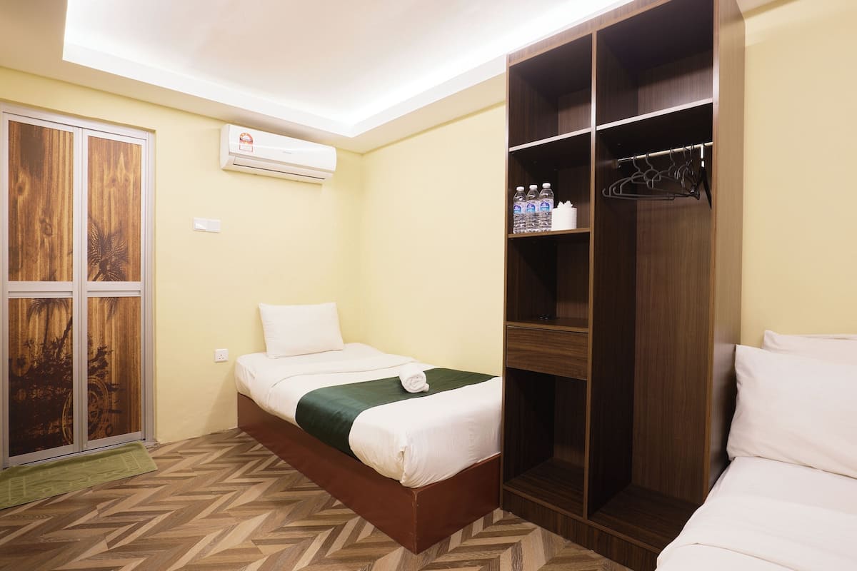 Family Room | Desk, iron/ironing board, free WiFi, bed sheets