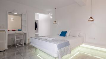 Triple Room | In-room safe, iron/ironing board, free WiFi
