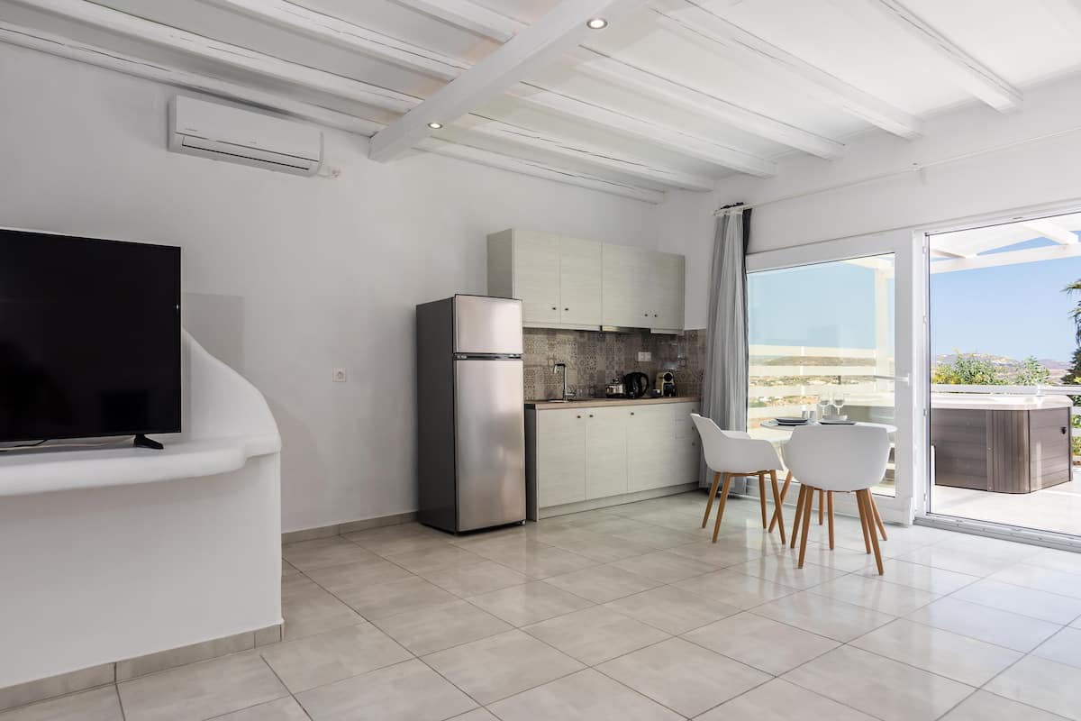 studio, hot tub | 1 bedroom, in-room safe, iron/ironing board, free wifi