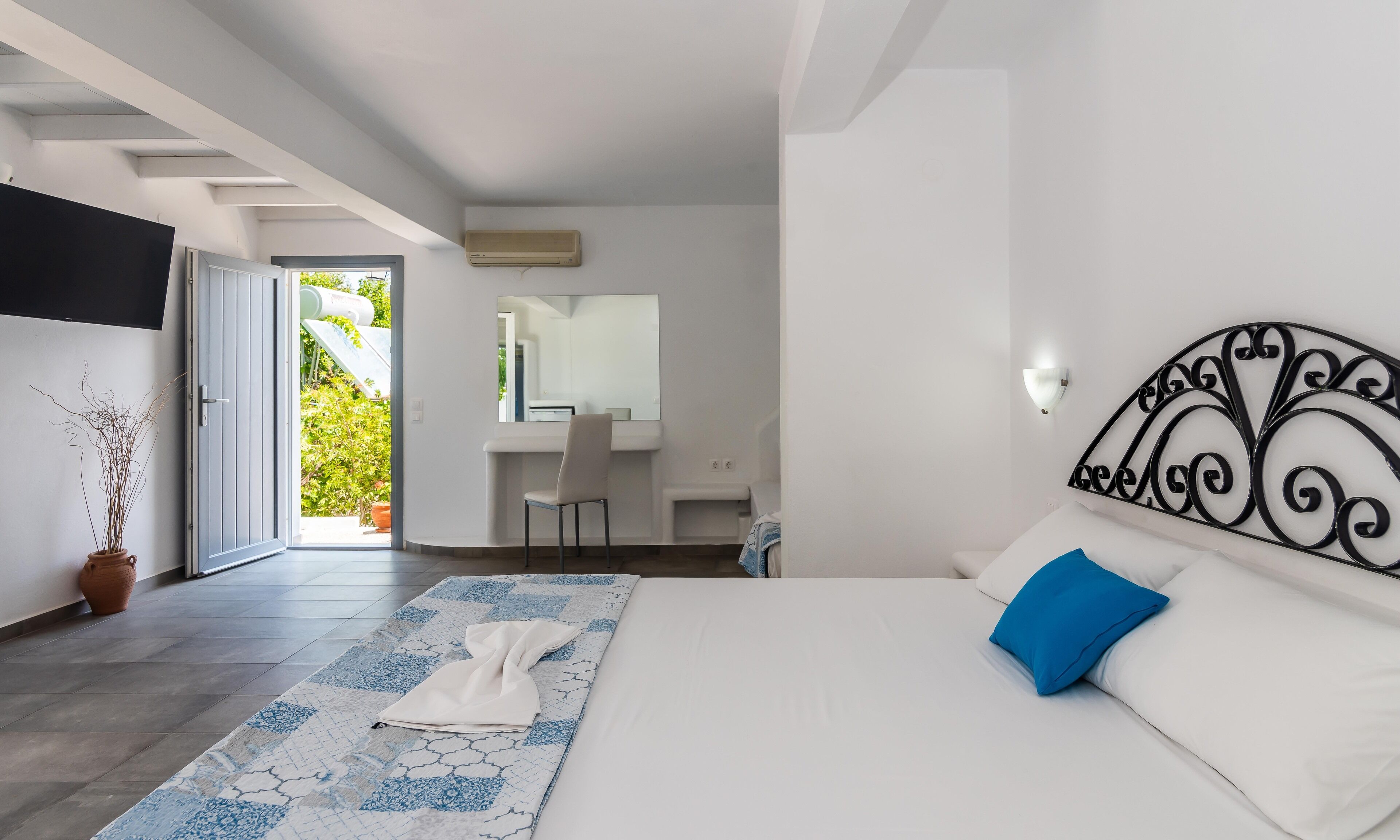 superior triple room, hot tub | 1 bedroom, in-room safe, iron/ironing board, free wifi