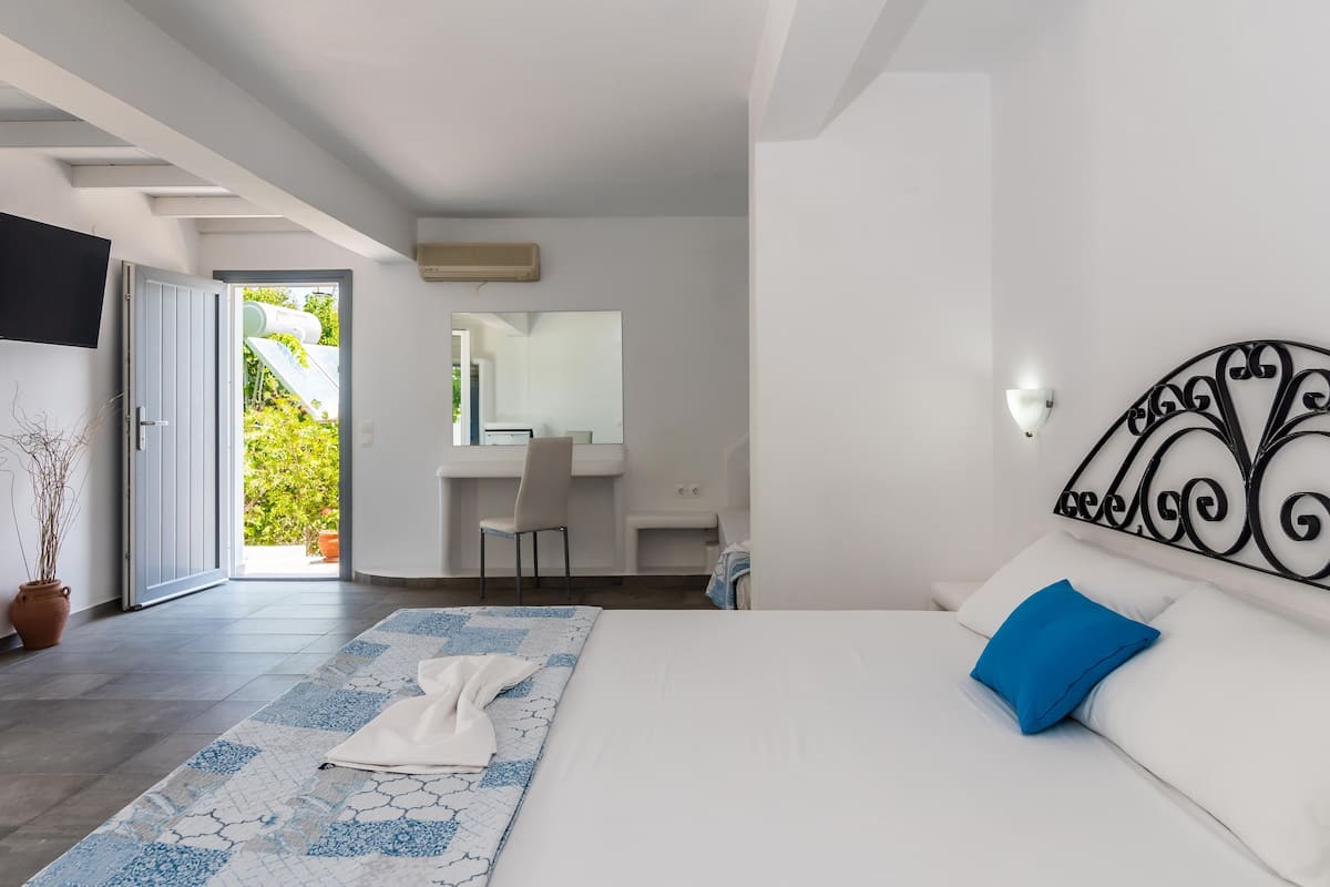 superior triple room, hot tub | 1 bedroom, in-room safe, iron/ironing board, free wifi