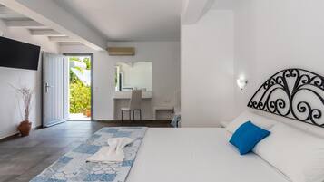 Quarto triplo superior, banheira de imersão | Cofres nos quartos, ferros/tábuas de passar roupa, Wi-Fi de cortesia