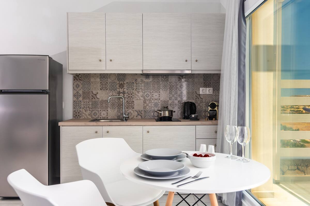 studio, hot tub | 1 bedroom, in-room safe, iron/ironing board, free wifi