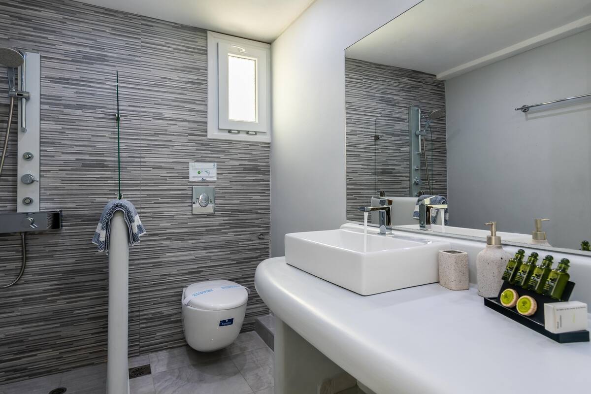 triple room | 1 bedroom, in-room safe, iron/ironing board, free wifi