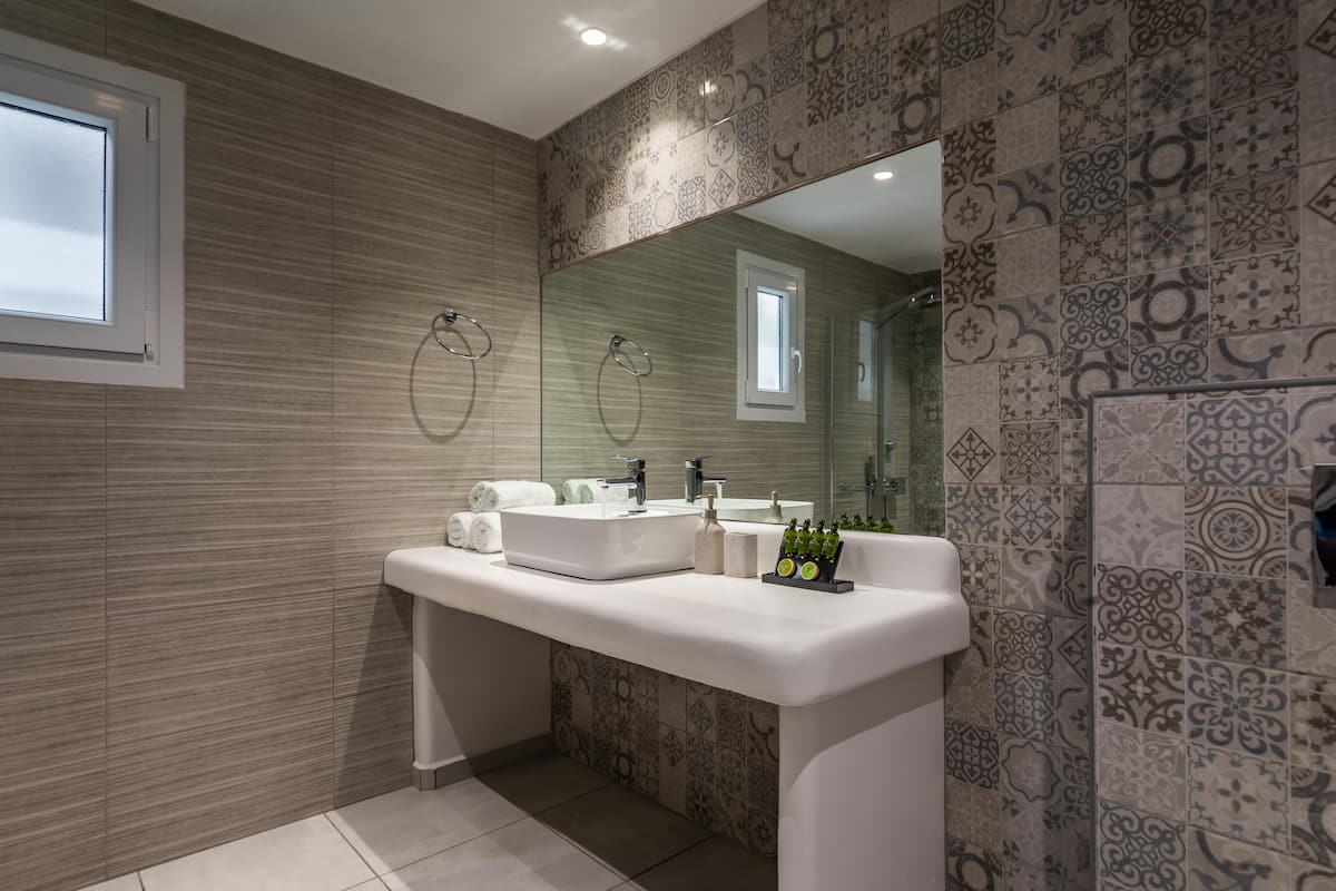 junior suite | bathroom | shower, rainfall showerhead, free toiletries, hair dryer