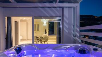 Studio, Hot Tub | In-room safe, iron/ironing board, free WiFi