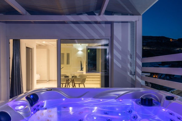 Studio, hot tub | Brankas, setrika/meja setrika, dan Wi-Fi gratis
