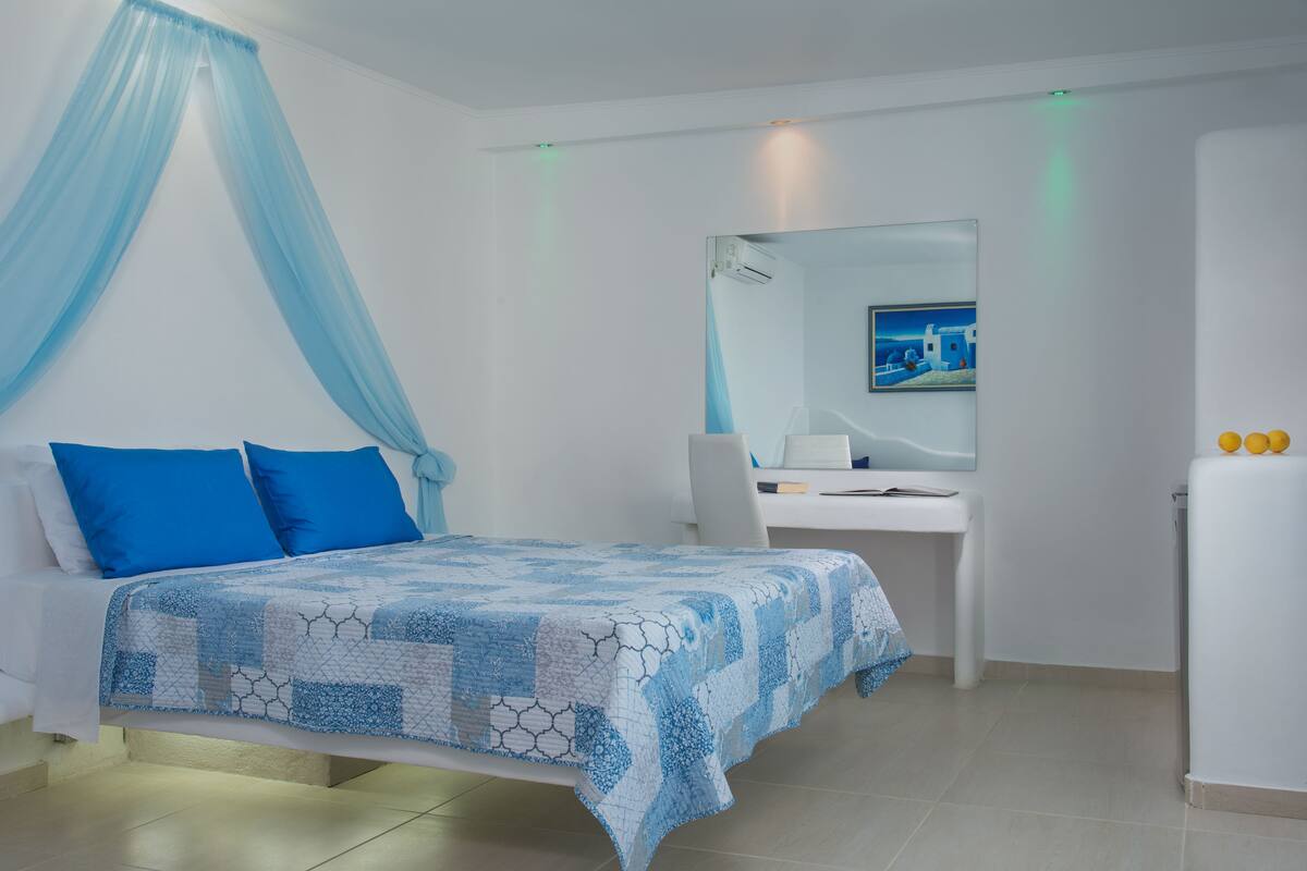Double Room | 1 bedroom, in-room safe, iron/ironing board, free WiFi
