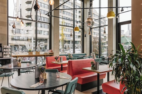 Breakfast, lunch, dinner served; Mediterranean cuisine