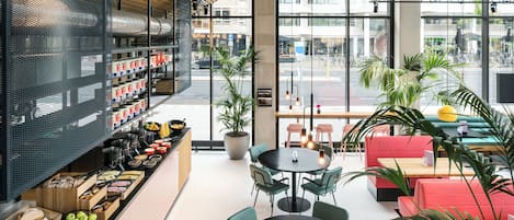 Se sirven desayunos, comidas, cenas y cocina mediterránea