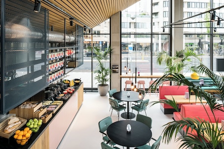 Café da manhã, almoço e jantar; culinária mediterrânea . The Social Hub Eindhoven